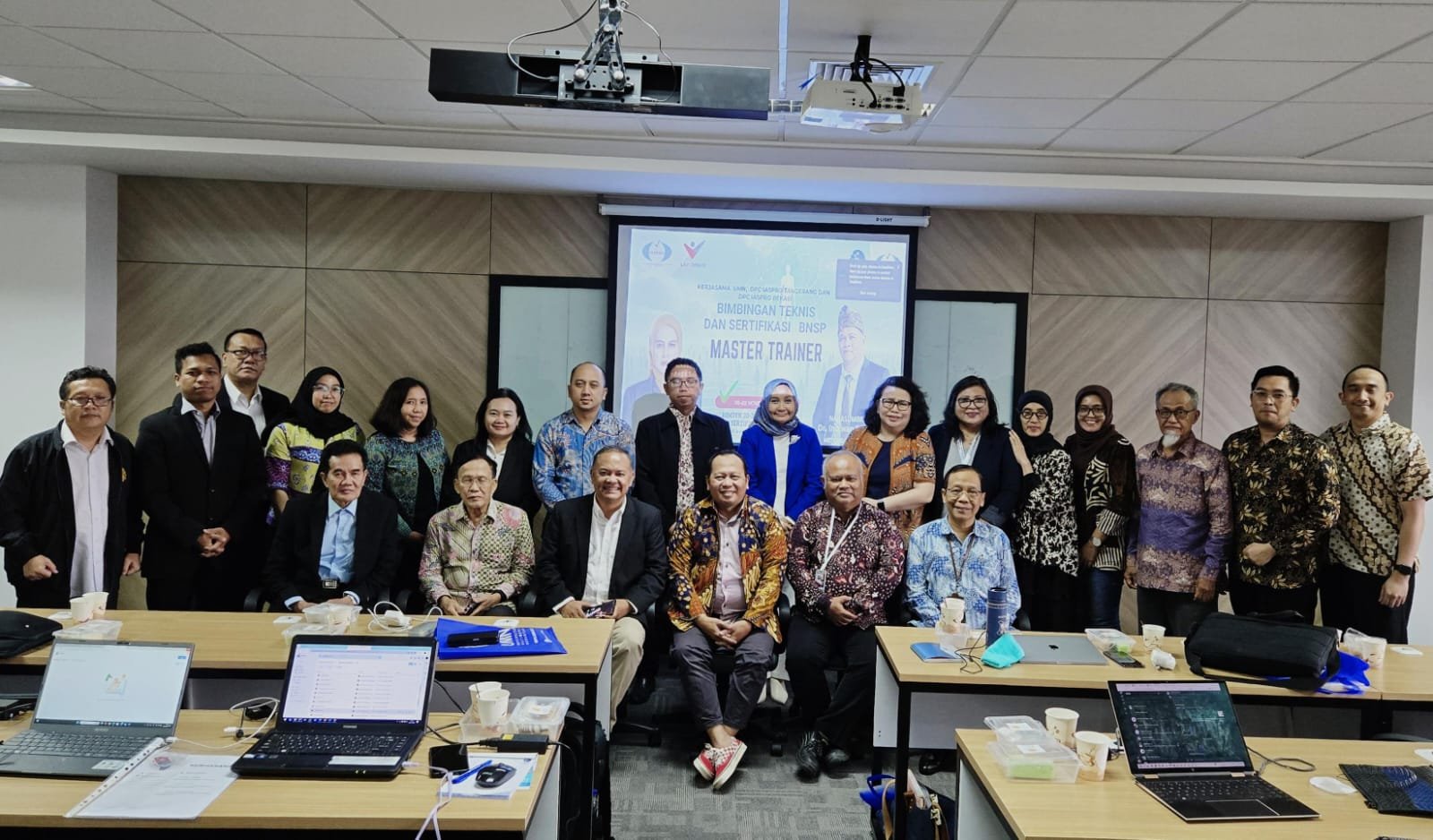 Dewan Pengurus Cabang Ikatan Asesor Profesional (IASPRO) Tangerang dan Bekasi mengadakan Bimbingan Teknis Master Trainer SKKNI di Universitas Multimedia Nusantara (UMN) pada 20-21 November 2024. Dipandu oleh Dr. Indiwan Seto, program ini bertujuan meningkatkan kompetensi instruktur dengan berlandaskan SKKNI dan KKNI. Dengan 22 peserta dari berbagai latar belakang, Bimtek ini memperkuat profesionalisme dan kesiapan mereka menghadapi tantangan industri. Dukungan penuh dari UMN memastikan kualitas edukasi yang lebih baik dalam pengembangan sumber daya manusia di Indonesia.