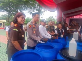 Polisi bongkar pabrik narkotika tembakau sintetis 613 kg di Babelan, Bekasi. Penangkapan ini hasil pengembangan dari kasus sebelumnya.