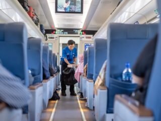 Petugas OTC KAI Services Viral Berkat Aksi Sigapnya Membantu Penumpang di KA Argo Semeru