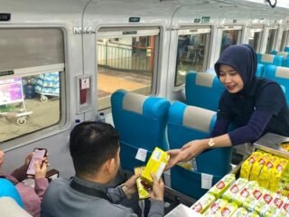 KAI Services Siaga Layani Service Recovery bagi Penumpang Terdampak Keterlambatan Akibat Banjir Jalur Semarang