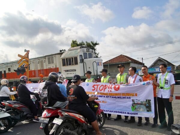 KAI Daop 7 Madiun Gandeng Taruna dan Taruni PPI, Perkuat Edukasi Keselamatan di Perlintasan Sebidang