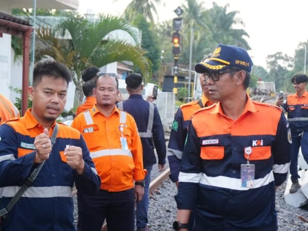 KAI Divre III Palembang Pastikan Keandalan Prasarana melalui Cek Lintas Jalan Kaki Wilayah Penimur.