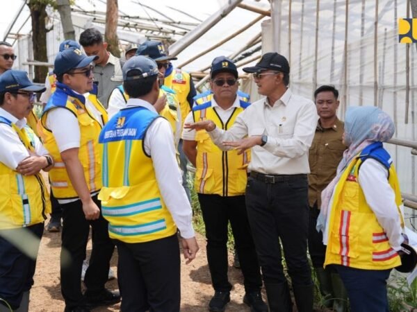 Tinjau Penanganan Longsor di Cisarua, Menteri Dody Instruksikan Balai Kementerian PU di Jawa Barat Siaga Penuh Dukung Evakuasi Longsor Cisarua