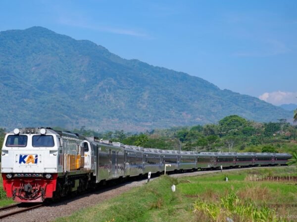 KAI Ingatkan Bahaya Beraktivitas di Jalur Rel, Keselamatan Jiwa Jadi Taruhan