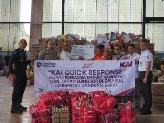 KAI Daop 2 Bandung Hadir, Salurkan Bantuan TJSL bagi Korban Tanah Longsor di Cisarua, Kabupaten Bandung Barat