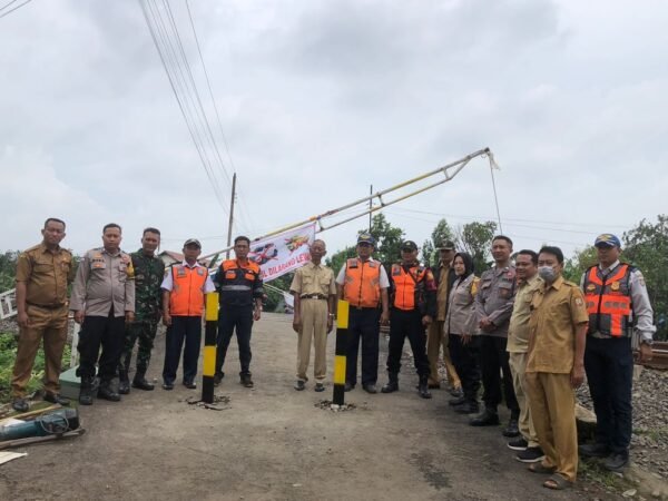 KAI Lakukan Penyempitan Perlintasan Sebidang di JPL 73 Weleri untuk Tingkatkan Keselamatan
