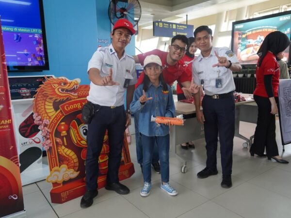 Semarak Imlek, LRT Jabodebek Bagi-bagi Souvenir ke Pelanggan di 3 Stasiun