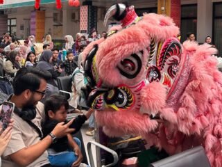 KAI Divre III Palembang Meriahkan Tahun Baru Imlek 2577 dengan Atraksi Barongsai dan Kejutan Spesial