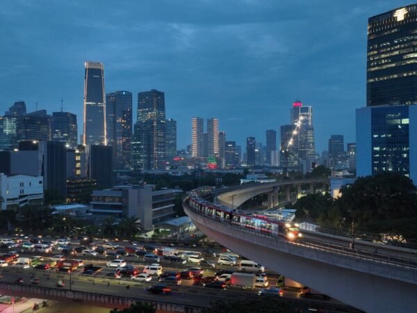 Selama Bulan Ramadan 2026, Pengguna LRT Jabodebek Boleh Buka Puasa di Kereta hingga Pukul 19.00 WIB