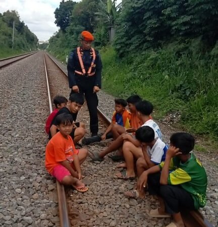 KAI Daop 2 Bandung Tegas Larang Masyarakat Beraktivitas di Jalur Rel Saat Ramadan, Langgar UU Bisa Terancam Sanksi Pidana