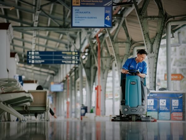 Ride On Scrubber, Si Kecil Andalan Resclean Buat Lantai Stasiun Bersih
