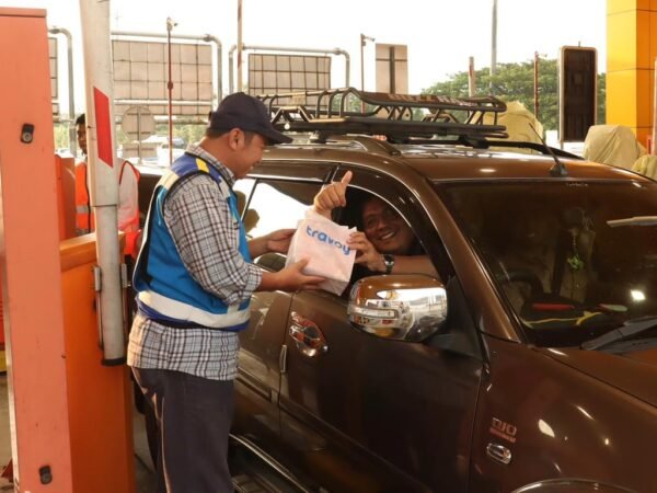 Semarakkan Ramadan 1447H, JTT Bagikan Ribuan Paket Takjil di Gerbang Tol Trans Jawa