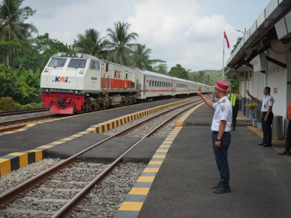 KAI Daop 2 Bandung Catat Kinerja Ketepatan Waktu KA Berangkat Pada Angkutan Lebaran 2026 Mencapai 99,80% Meningkat dari Angkutan Lebaran 2025, berikut 10 KA Favorit Pelanggan