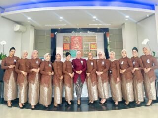 Peringati Hari Kartini, Pekerja BRI Branch Office Kalimalang Tampil Anggun dengan Busana Nasional