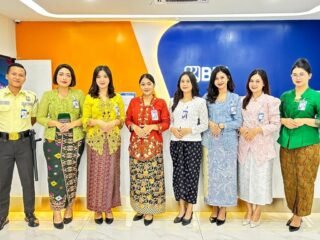 Kompak dan Anggun, Frontliner BRI Branch Office Jatinegara Kenakan Pakaian Nasional di Hari Kartini