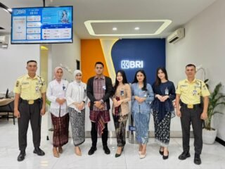 Peringati Hari Kartini, Frontliner BRI Branch Office Krekot Layani Nasabah dengan Mengenakan Pakaian Nasional
