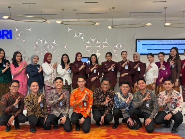 Peringati Hari Kartini, Frontliner BRI Kantor Cabang Khusus Tampil Beda dengan Pakaian Nasional