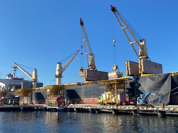 Pasokan Pupuk Terjaga, Pelabuhan Tanjung Wangi Catat Aktivitas Positif Awal Tahun