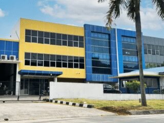 Jenis dan Kegunaan Industrial Door dan Dock Leveler dalam Industri