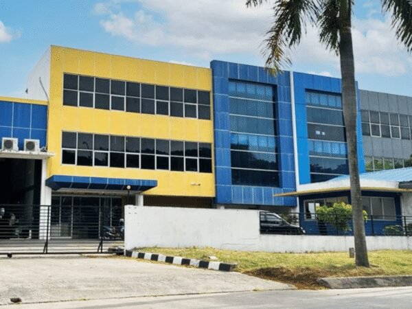 Jenis dan Kegunaan Industrial Door dan Dock Leveler dalam Industri