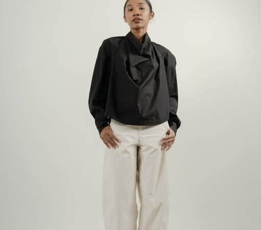 STYLE GUIDE: The Black Edit – Mendefinisikan Ulang Seragam Minimalis Modern