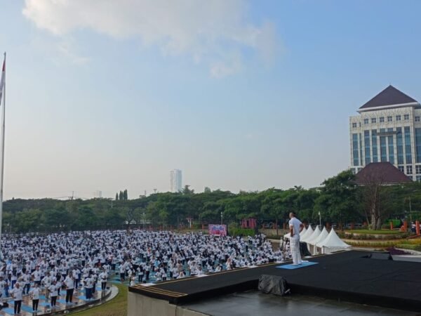 Didukung Embassy of India, Unesa Pecahkan Rekor MURI dengan Peserta Disabilitas Terbanyak dalam Yoga Bersama