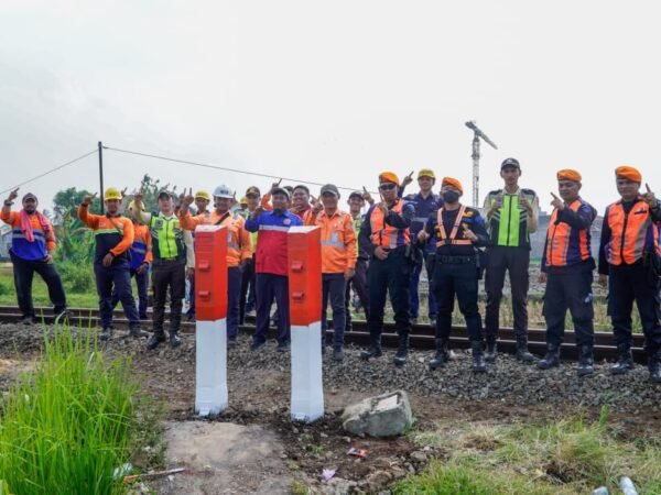 KAI Bersama Unsur Kewilayahan Perkuat Keselamatan dengan Penataan Akses Jalur Kereta di Kampung Cipondang