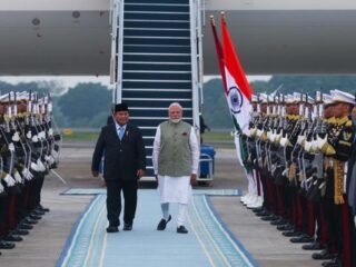 PM India Narendra Modi Tiba di Indonesia, Disambut Langsung Presiden Prabowo